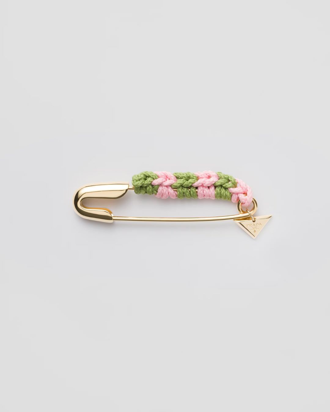 प्राडाने या साध्या पिनला 'सेफ्टी पिन ब्रोच' (Safety Pin Brooch) असे नाव दिले आहे. त्यांच्या वेबसाईटवर या सेफ्टी पिनची किंमत ७७५ डॉलर म्हणजे भारतीय चलनात अंदाजे ६८ हजार ७२४ रुपये इतकी आहे.