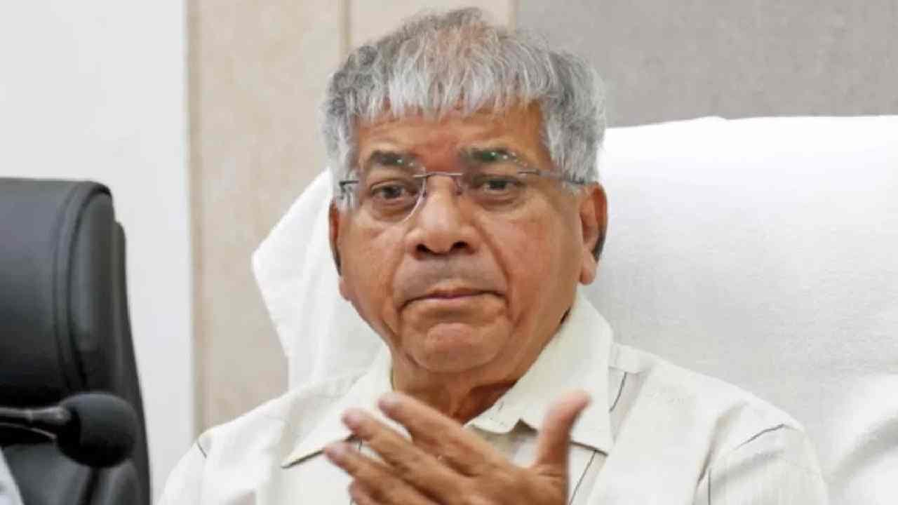 प्रकाश आंबेडकरांनी बाहेर काढलं नवं अस्त्र, राज्यातलं राजकारणच बदलणार, ओबीसींना केलं असं आवाहन की…