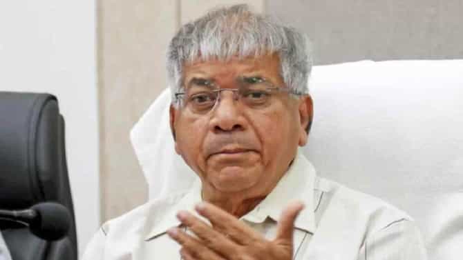 प्रकाश आंबेडकरांनी बाहेर काढलं नवं अस्त्र, राज्यातलं राजकारणच बदलणार, ओबीसींना केलं असं आवाहन की...