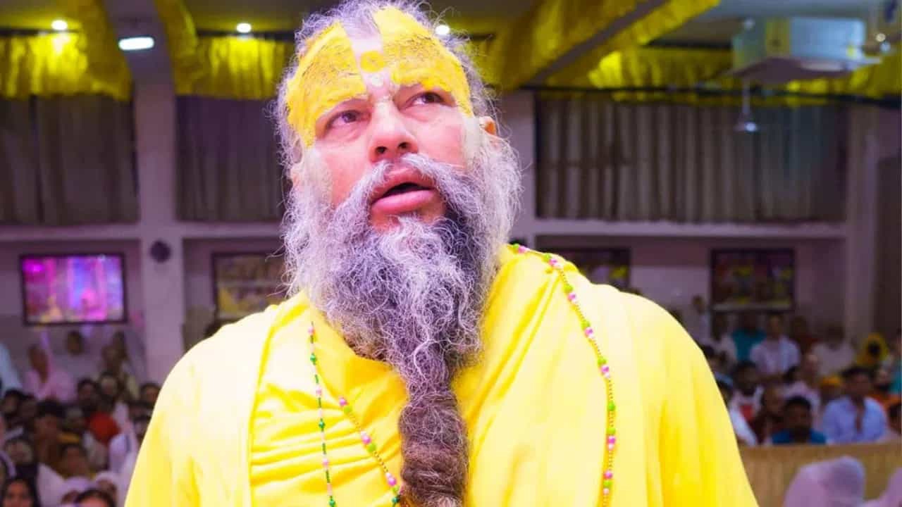 प्रेमानंद महाराज नेहमी सांगतात की जीवनात खरे समाधान फक्त ईश्वरभक्तीतून मिळते. “नाम जपा, रामाचा, कृष्णाचा किंवा तुमच्या आराध्य देवाचा — पण मन लावून जपा. नामस्मरनात परमसत्य आहे... असं महाराज सांगतात.