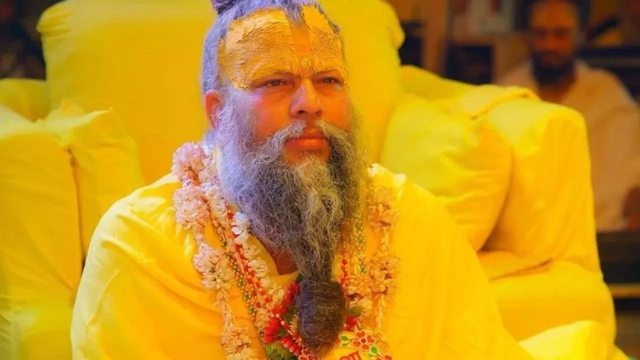 सदाचार आणि करुणा देखील फार महत्त्वाची गोष्ट आहे... महाराज सांगतात, खरा साधक तोच जो प्रेम, करुणा आणि सत्याने जीवन जगतो. इतरांशी प्रेमाने वागणे, प्राणिमात्रांवर दया ठेवणे आणि सत्य बोलणे हेच खरे धर्माचे आचरण आहे.