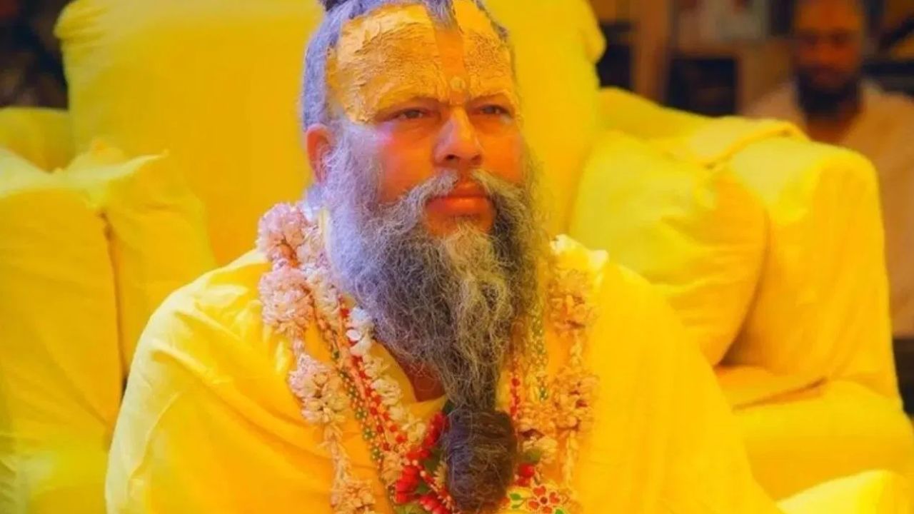 Premanand Maharaj : कोणाच्या पाया पडणं चूक की बरोबर? पहा प्रेमानंद महाराज काय म्हणतात? Premanand Maharaj : कोणाच्या पाया पडणं चूक की बरोबर? पहा प्रेमानंद महाराज काय म्हणतात?