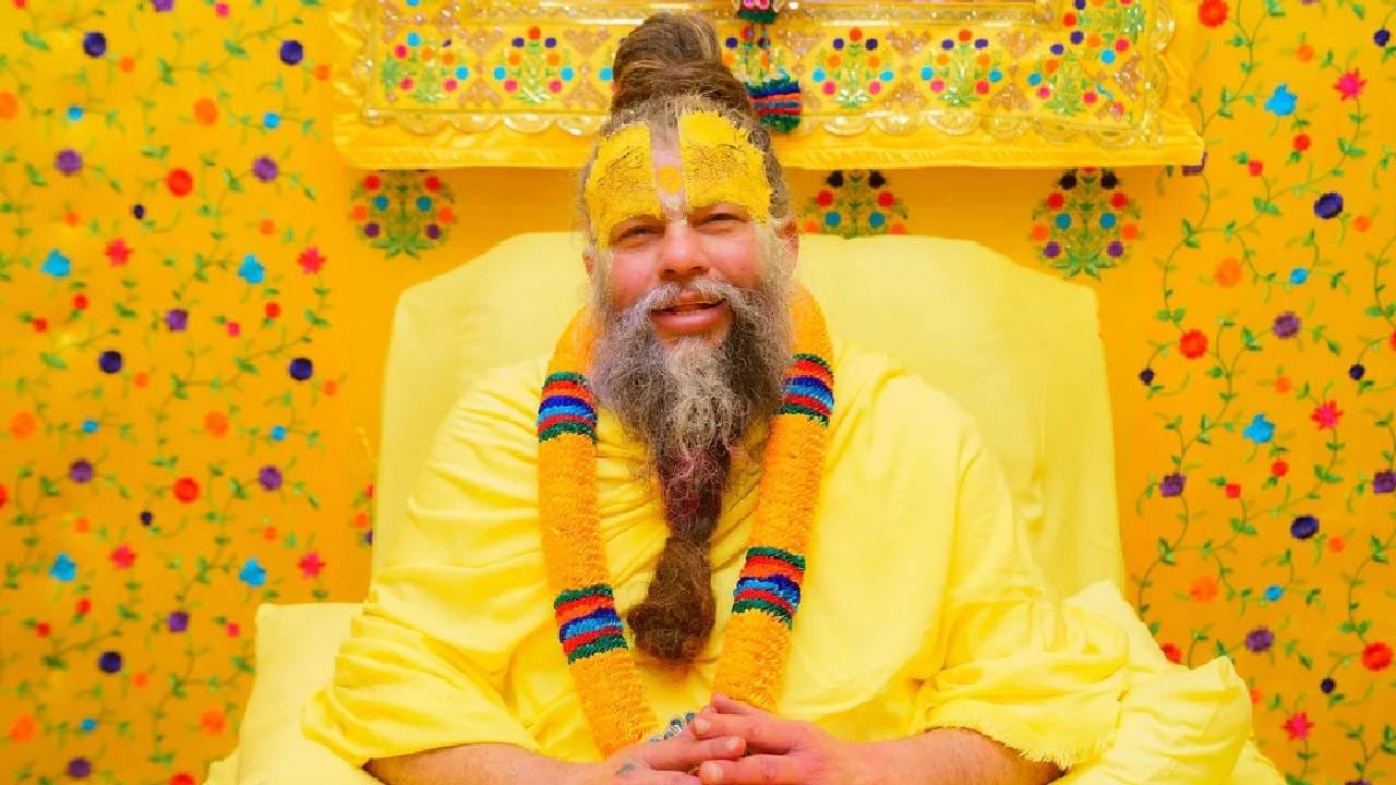 कपाळावर चंदनाचा टिळा लावल्यामुळे नेमकं काय होते? जाणून घ्या प्रेमानंद महाजारांचे मत…