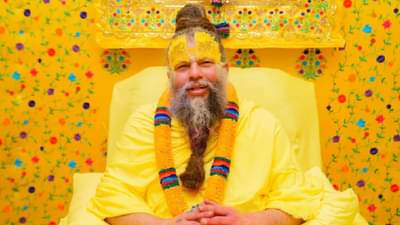 कपाळावर चंदनाचा टिळा लावल्यामुळे नेमकं काय होते? जाणून घ्या प्रेमानंद महाजारांचे मत...