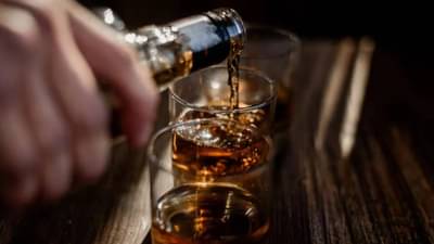 कुडकुडणाऱ्या थंडीत 71 वर्ष जुनी ‘ही’ दारू ठरते सर्वांची फेव्हरिट, किंमत वाचाल तर...