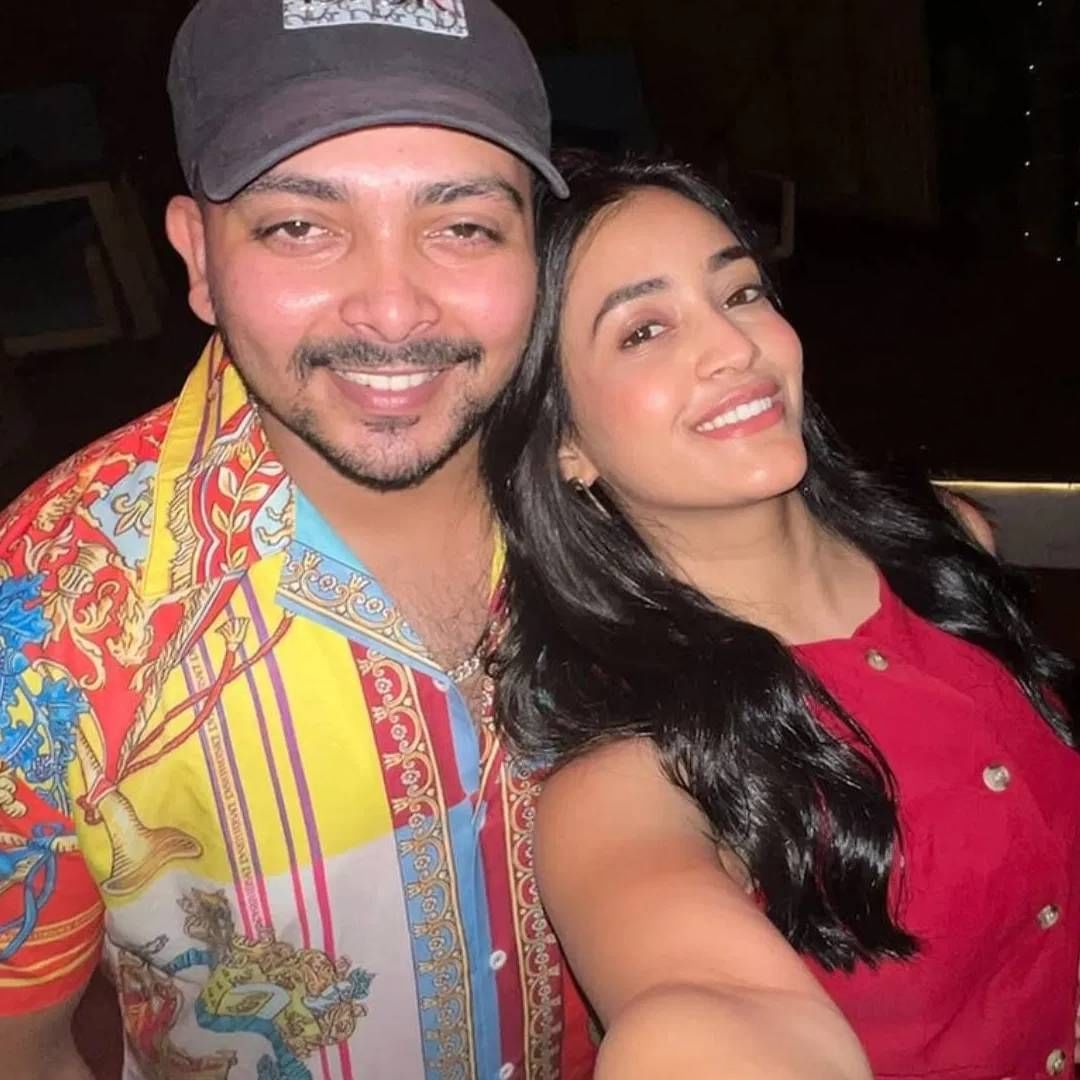 आकृती अग्रवाल फक्त एक इन्फ्लुएंसर  नाही, तर चित्रपटात सुद्धा पाऊल ठेवतेय. बॉलिवूड फिल्म  'त्रिमुखा' मधून ती डेब्यु करत असल्याची माहिती आहे. इथून तिच्या करिअरला एक वेगळं वळण मिळू शकतं. 