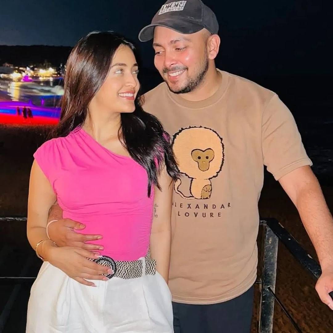 क्रिकेटरच्या आकृती अग्रवाल सोबतच्या अफेअरची चर्चा आहे. आकृती अग्रवाल सोशल मीडियावरील फेमस स्टार आहे. तिचे इन्स्टाग्रामवर 3.2 मिलियन फॉलोअर्स आहेत. सोबतच यूट्यूब वर 88 हजार सब्सक्राइबर्स आहेत. आकृतीचा जन्म लखनऊमध्ये झालाय. त्यानंतर ती मुंबईत शिफ्ट झाली. मुंबईत दोघे एका रेस्टॉरंट बाहेर दिसले. त्यानंतर त्यांच्या अफेअरच्या चर्चेने जोर पकडला. 