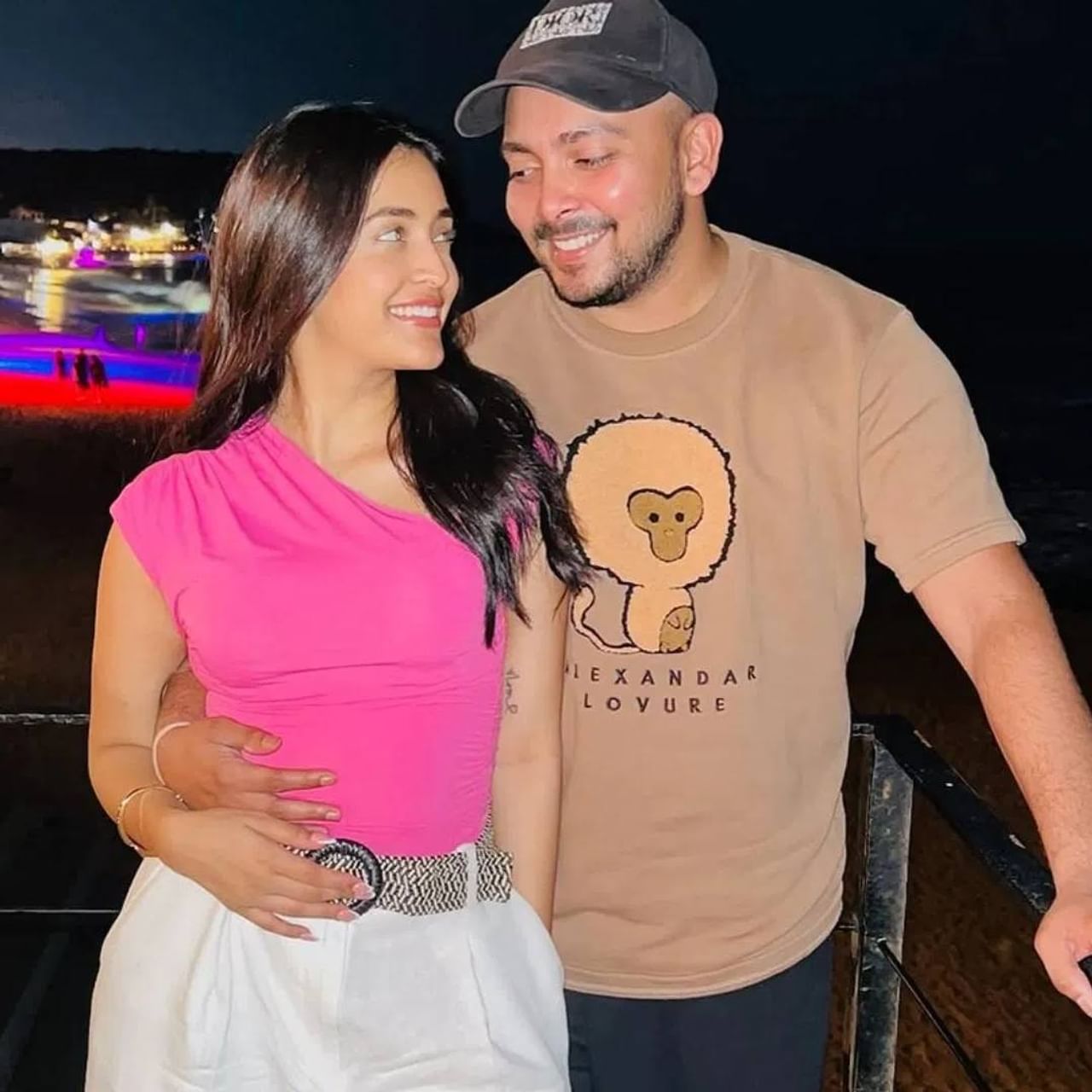 क्रिकेटरच्या आकृती अग्रवाल सोबतच्या अफेअरची चर्चा आहे. आकृती अग्रवाल सोशल मीडियावरील फेमस स्टार आहे. तिचे इन्स्टाग्रामवर 3.2 मिलियन फॉलोअर्स आहेत. सोबतच यूट्यूब वर 88 हजार सब्सक्राइबर्स आहेत. आकृतीचा जन्म लखनऊमध्ये झालाय. त्यानंतर ती मुंबईत शिफ्ट झाली. मुंबईत दोघे एका रेस्टॉरंट बाहेर दिसले. त्यानंतर त्यांच्या अफेअरच्या चर्चेने जोर पकडला.