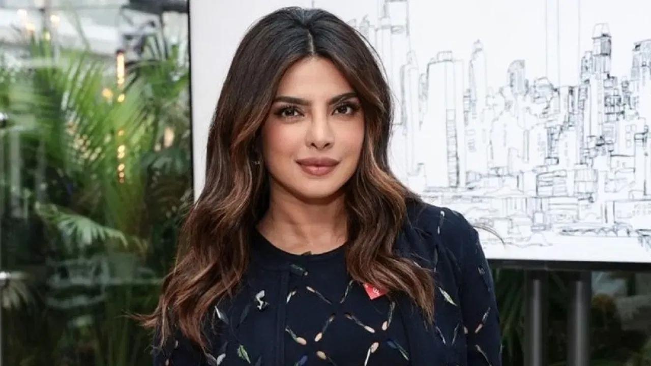 एनडीटीव्हच्या एका अहवालानुसार प्रियांका चोप्राची नेट वर्थ सुमारे 650 कोटी रुपये आहे. ती चित्रपटांव्यतिरिक्त सीरीज आणि ब्रँड एंडोर्समेंटमधूनही खूप कमाई करते. 2025 पर्यंत तिची अंदाजे नेट वर्थ 80 मिलियन डॉलर (सुमारे 670 कोटी रुपये) आहे, ज्यात पती निक जोनाससोबत संयुक्त संपत्तीचा समावेश आहे. संपत्तीच्या बाबतीत महेश बाबूपेक्षा प्रियांकाची संपत्ती जास्त असल्याचे दिसत आहे.