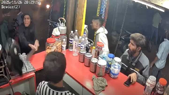 Pune : हातात कोयता अन् 4-5 जणं आले... कोयता गँगला पुणे पोलीस कधी आवरणार? विमाननगरमध्ये घडलं काय? Pune : हातात कोयता अन् 4-5 जणं आले... कोयता गँगला पुणे पोलीस कधी आवरणार? विमाननगरमध्ये घडलं काय?