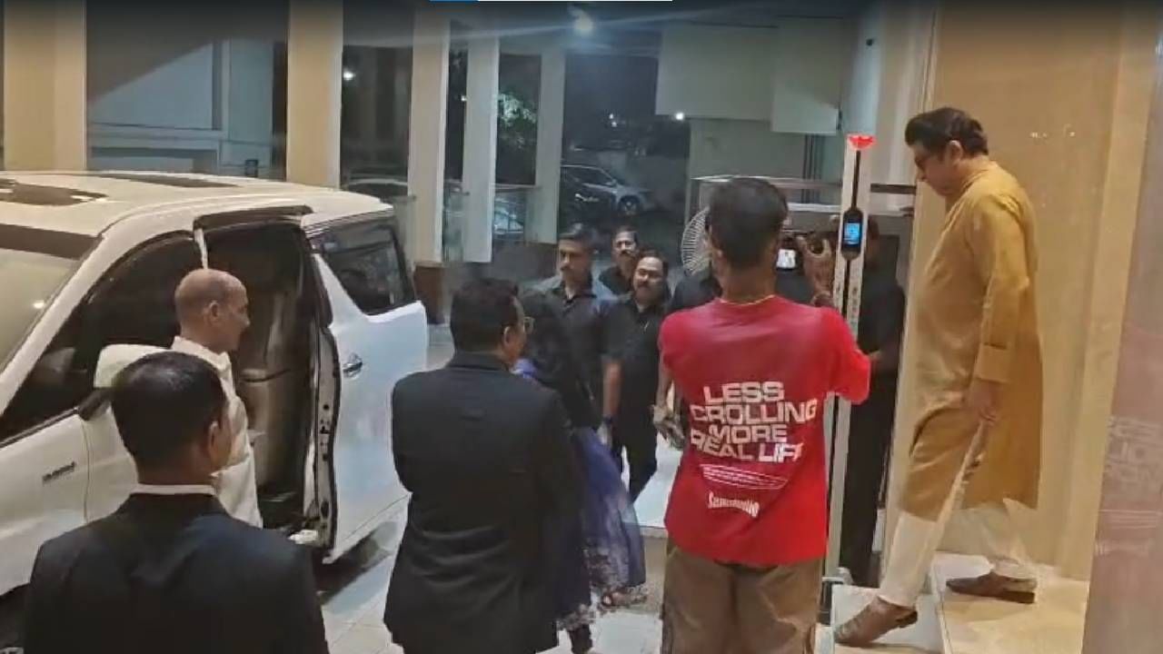 सुबोध भावेच्या वाढदिवसाला खासदार नरेश मस्के यांचीदेखील उपस्थिती पहायला मिळाली. ठाकरे बंधू यांची उपस्थिती असतानाच शिवसेना शिंदे गटाचे खासदार नरेश मस्के यांनीदेखील सुबोध भावे यांची भेट घेतली. ठाकरे बंधू एकत्रित असतानाच नरेश मस्के देखील त्याच समारंभात उपस्थित होते.
