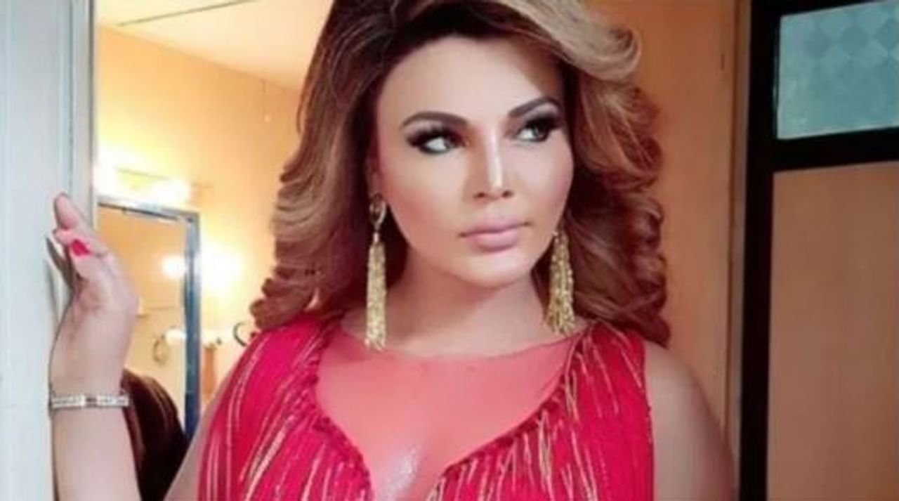 अभिनेत्री आणि मॉडेल राखी सावंत नेहमीच चर्चेत असते. बॉलिवुमध्ये तिचे असे वेगळे स्थान आहे. विशेष म्हणजे तिचे आणि बिग बॉसचे वेगळे असे नाते आहे.