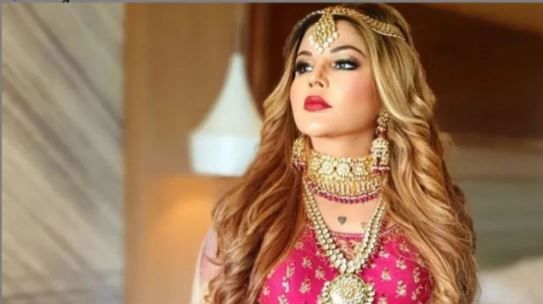 यावेळच्या बिग बॉसमध्ये जाणार का? असे विचारल्यावर राखी सावंतने बिग बॉस मला योग्य वेळी बोलावणार आहेत, असे म्हणत ती भविष्यात या रिअॅलिटी शोचा भाग होऊ शकते, असे संकेत दिले आहेत. सोबतच तिला जर या बिग बॉसच्या 19 व्या सिझनमध्ये सहभागी होण्याची संधी मिळाली? तर काय करणार, याचेही तिने भन्नाट उत्तर दिले आहे.