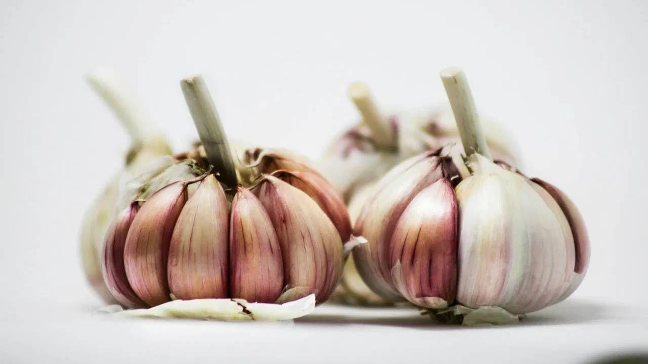 लसण घातल्याशिवाय कोणताही भारतीय पदार्थ पूर्ण होत नाही. लसण जेवणात घातल्याने पदार्थांना एक वेगळी चव येते. विशेष म्हणजे लसण आरोग्यासाठी अत्यंत फायदेशीर आहे.