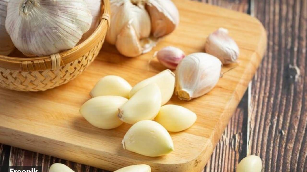 दररोजच्या आहारात लसणाचा समावेश केल्याने आरोग्याच्या अनेक समस्या दूर होण्यास मदत होते. लसण जेवणाची चव वाढण्याचे काम करते, शिवाय त्याचे असंख्य फायदे आहेत. 