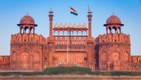 दिल्लीत लाल किल्ला परिसरात कार स्फोटाने खळबळ, अनेक कारचे झाले नुकसान.