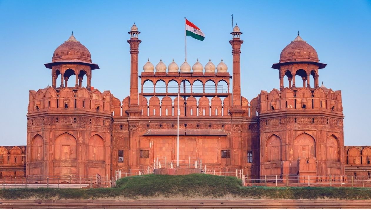 दिल्लीत लाल किल्ला परिसरात कार स्फोटाने खळबळ, अनेक कारचे झाले नुकसान