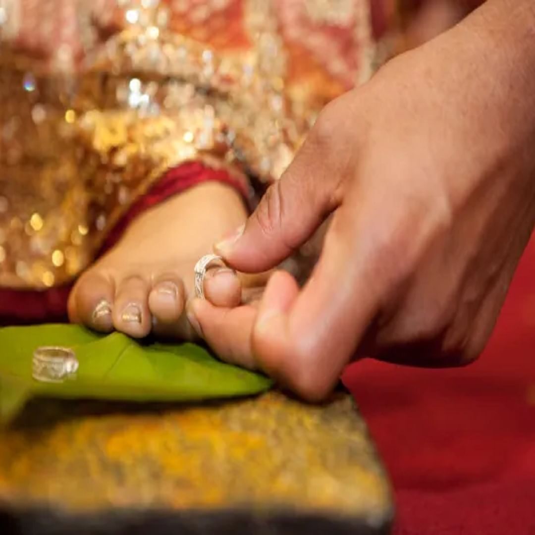 तसेच चांदीचा संबंध हा चंद्राशी जोडला जातो. चांदी घातल्याने मनाला शांती मिळते तसेच ग्रहांचे अडथळे दूर होतात. असंही म्हटलं जातं पायात कधीच सोन्याचं काहीच घातलं जात नाही. सोने भगवान विष्णूशी संबंधित आहे आणि पायात त्या घालणे अनादर मानले जाते.