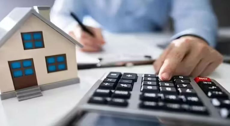 त्यामुळे गृहकर्ज काढून ईएमआय भरून तुम्ही एखाद्या घराचे मालक होऊ शकता. तुमच्याकडे बचतीसाठी पैसे शिल्लक राहात असतील आणि तुमच्या नोकरीत अनिश्चितता नसेल तर घर खरेदी करण्याचा पर्याय चांगला ठरू शकतो. 