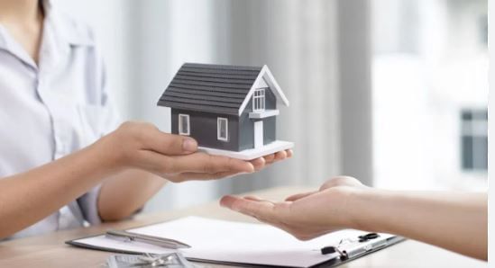 प्रत्येकालाच आपले हक्काचे घर असावे असे वाटते. त्यासाठी अनेकजण आयुष्यभर मेहनत करतात. बँकांकडून गृहकर्ज घेऊन बहुसंख्य लोक घर खरेदी करतात. परंतु बँकेकडू गृहकर्ज घेऊन खर खरेदी करणे योग्य की अयोग्य हे समजून घेणे गरजेचे आहे. 