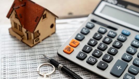 कर्ज घेऊन लाखो रुपयांचे घर खरेदी करावे की भाड्याने राहावे? असा प्रश्न अनेकांना पडतो. त्यामुळे या दोन्ही गोष्टींपैकी नेमकं चांगलं काय आहे? हे समजून घेणं गरजेचं आहे. तुम्ही तुमच्या करिअरला नुकतीच सुरूवात केली असेल तर भाड्याने राहणे हा सर्वात चांगला पर्याय आहे. 