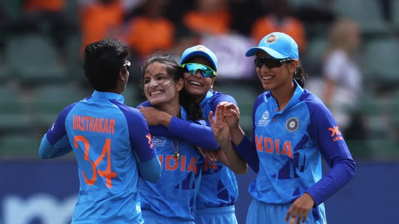 टीम इंडियाच्या विजयानंतर रेणुकाची आई सुनीता आपल्या पतीच्या आठवणीत भावूक झाली आहे. रेणुकाचे वडील केहर सिंग ठाकुर यांचे निधन १९९९ मध्ये झाले होते आणि त्या वेळी रेणुका फक्त तीन वर्षांची होती. आई सुनीताने सांगितले की वडिलांचे स्वप्न होते की त्यांची मुले मोठी होऊन क्रिकेटर बनावीत. रेणुकाच्या वडिलांनी आपल्या मुलाचे नाव प्रसिद्ध क्रिकेटर विनोद कांबलीच्या नावावर ठेवले होते आणि ते कांबलीचे मोठे चाहते होते. वडिलांच्या आठवणीत रेणुकाने आपल्या हातावर त्यांचा टॅटूही बनवला आहे.