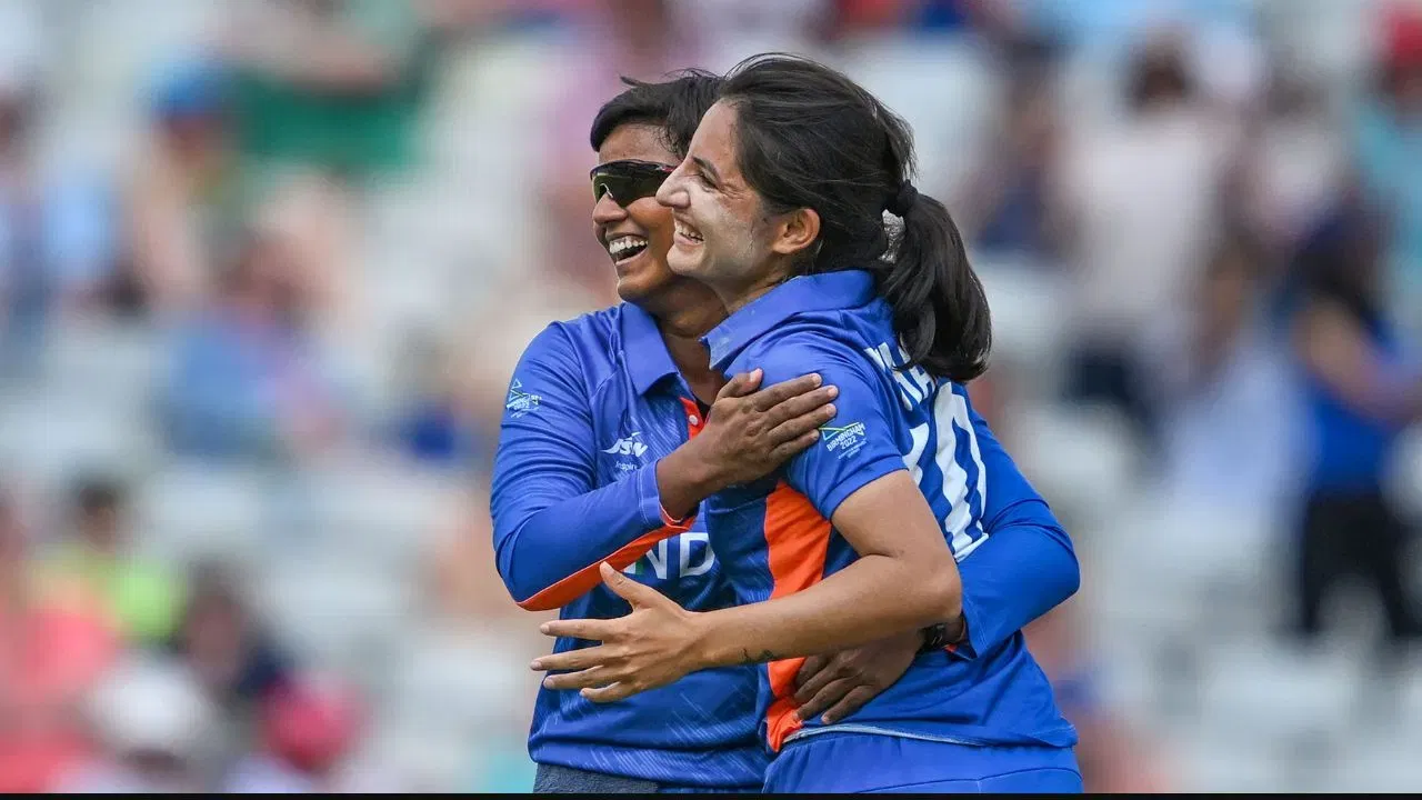 आईने सांगितले की रेणुकाने आपल्या वडिलांचे स्वप्न साकार करून दाखवले आहे आणि त्यांचे गाव पारसा अभिमानाने नाचत आहे. आईने सांगितले की हा खूप आनंदाचा क्षण आहे. विजयानंतर आईने मिठाई वाटताना सांगितले की खूप आनंद आहे. आम्हाला खूप अभिमान वाटतो आहे. मुलींनी खूप संघर्ष केला. ऑस्ट्रेलियाला हरवले आणि आता दक्षिण आफ्रिकेला हरवले. आईने सांगितले की सामन्यापूर्वी आम्ही देवी-देवतांकडे गेलो होतो आणि विश्वचषक भारताने जिंकावा यासाठी प्रार्थना केली होती.