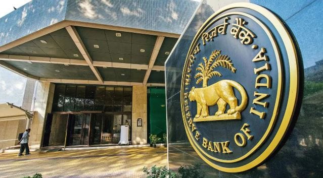 रेपो रेट कमी झाल्यावर गृहकर्ज, वाहन कर्ज तसेच पर्सन लोन देताना व्याजदरात कपात केली जाईल. त्यामुळे सामान्यांना भराव्या लागणाऱ्या ईएमआयमध्येही कपात होईल. आरबीआयचे गव्हर्नर संजय मल्होत्रा यांनी तसे संकेत दिले आहेत. 