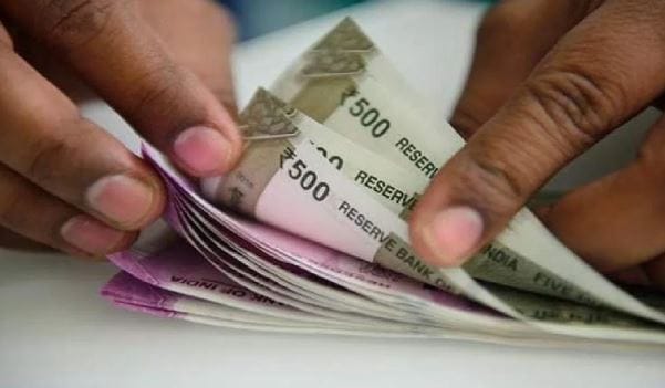 रेपो रेट कमी करायचा की तो स्थिर ठेवायचा याबाबतचा अंतिम नर्णय पतधोरण समितीकडून घेतला जाईल. परंतु रेपो रेट कमी करण्यासाठी संधी आहे, असे त्यांनी संकेत दिले आहेत. त्यामुळे आगामी पतधोरण समितीत नेमका काय निर्णय होणार, याकडे सर्वांचेच लक्ष लागले आहे. 