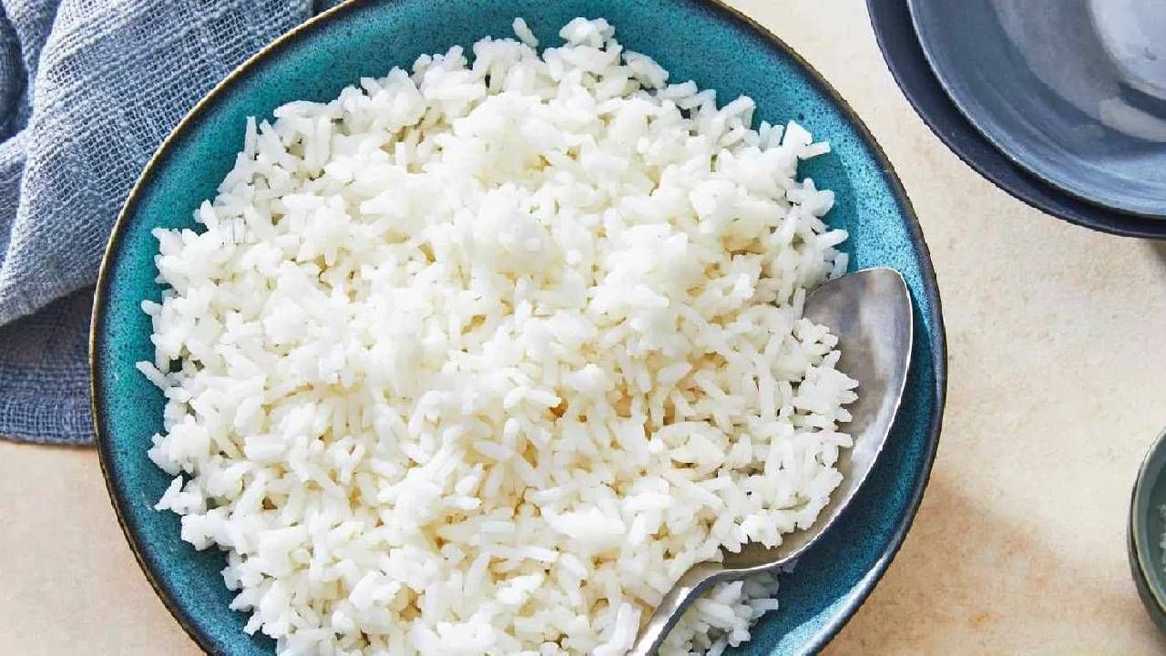 शक्यतो तुम्ही दुपारच्या जेवणात भात खा. रात्री भात खाणे टाळा. भातासोबत वरण किंवा आंमटीही खाऊ शकता. ज्यामुळे तुम्ही भात कमी खाल. 