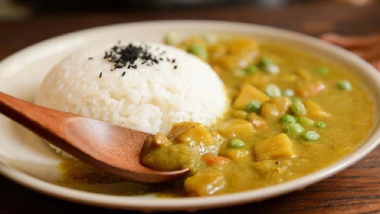 सर्वांनाच जेवणात भात लागतो. मात्र, वाढलेले वजन बघता भात खाणे टाळतात. मात्र, जर आपण योग्य पद्धतीने भाताचे सेवन केले तर वजन वाढणार नाही. 