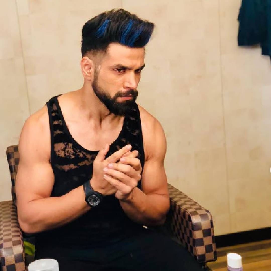 त्यावेळी रित्विक घाबरलेला. त्याच्या तोंडातून एकही शब्द निघत नव्हता. कसातरी तो तिथून बाहेर निसटला. आपल्या मित्राकडे गेला. आतमधून तो पूर्णपणे कोसळून गेलेला. इंडस्ट्री सोडण्याचं त्याने मनाशी पक्क केलेलं.