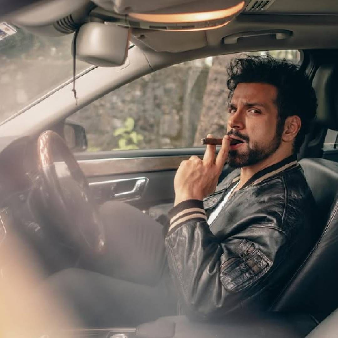 अंधार असल्यामुळे रित्विकला अनकन्फर्टेबल वाटत होतं. त्यानंतर कास्टिंग डायरेक्टरला रित्विकने आपलं काम दाखवलं. या दरम्यान त्या व्यक्तीने रित्विकला चुकीच्या पद्धतीने स्पर्श केला.