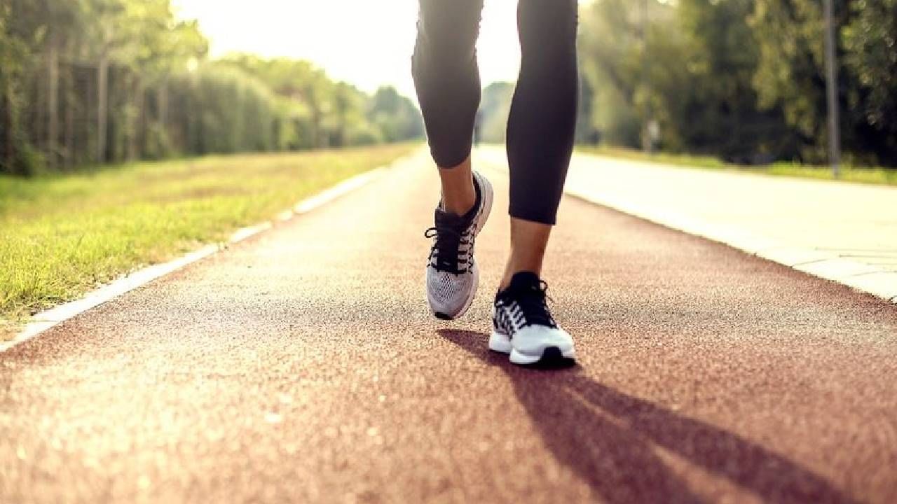 दुसरीकडे धावल्याने वजन अधिक कमी होते. फास्ट कॅलरीज बर्न होण्यास मदत होते. मात्र, प्रत्येक वयोगटातील व्यक्ती धावू शकत नसल्याने त्यांनी चालावे. धावल्याने दम अधिक लागतो. 