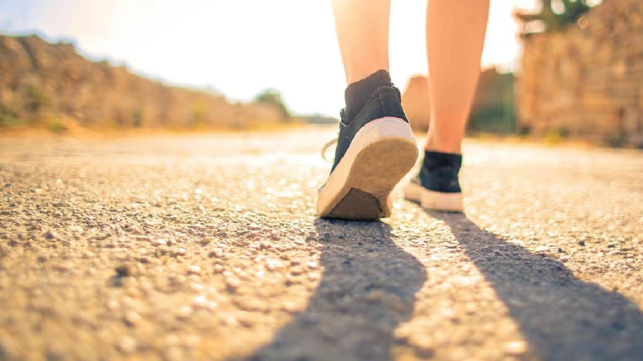 फास्ट चालल्याने कॅलरीज बर्न करण्यास मदत होते आणि चयापचय वाढवते. दररोज 35 ते 45 मिनिटे फास्ट चालल्याने अंदाजे 150 ते 250 कॅलरीज बर्न होतात.