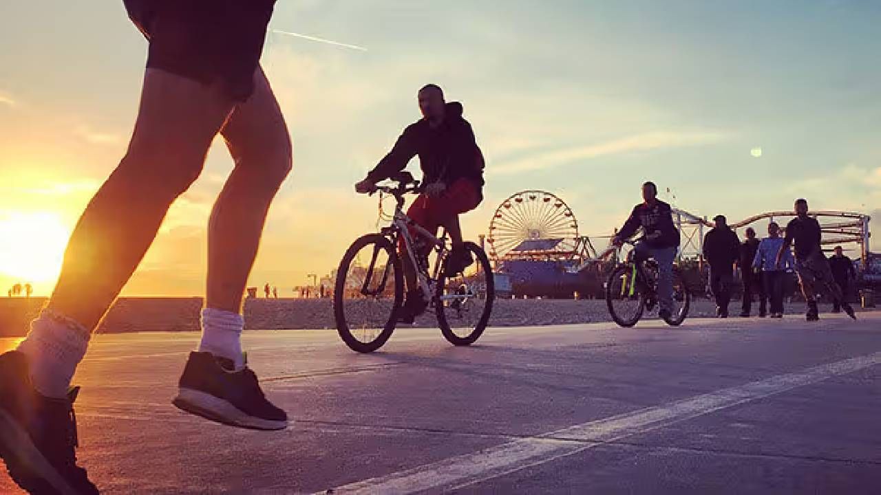 धावल्याने आपल्या शरीराची ऊर्जा देखील अधिक खर्च होते. जर तरूण वयातील लोक वजन कमी करण्यासाठी प्रयत्न करत असतील तर त्यांनी धावून कमी करावे. 