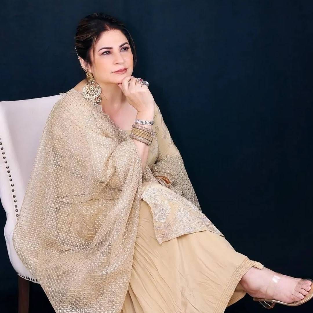 कुनिका म्हणाली की, मी माझ्या आयुष्यात दोन श्रीमंतांशी लग्न केलं. पहिला नवरा सुद्धा श्रीमंत आणि दुसरा सुद्धा पैसेवाला होता. पण मी घटस्फोटासाठी एक पैसाही घेतला नाही. पहिल्या नवऱ्याला मी सांगितलं की, मला माझं मुलं पाहिजे. दुसऱ्या नवऱ्याला सुद्धा हेच सांगितलं, मी माझं मुलं माझ्याकडे ठेवते. तू तुझा पैसा तुझ्याकडे ठेवं. 