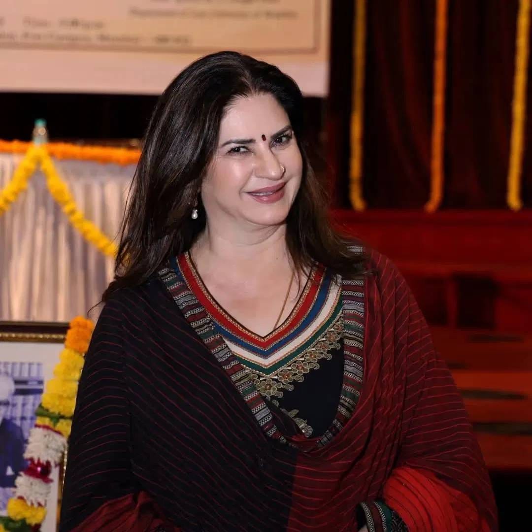 त्यांच्या पत्नीचं दु:ख मी समजू शकते. त्यांना काय वाटलं असेल. त्या सर्वांबद्दल माझ्या मनात फक्त प्रेम आणि प्रेमच आहे. कुमार सानूंची एक्स वाइफ असेल किंवा करंट. सानू जी असले, तरी त्यांच्यासारख्या व्यक्तीमत्वासोबत जोडलं जाणं माझ्यासाठी सौभाग्य होतं. 