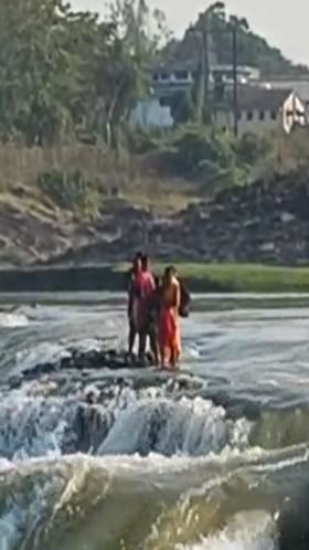 Nanded : सहस्त्रकुंड धबधब्याच्या प्रवाहात 5 महिला 2 मुले अडकली.