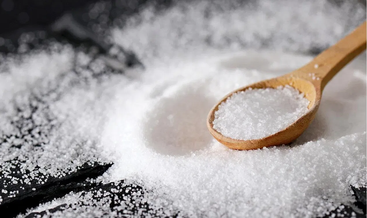 भारतात ९९ टक्के लोक गरजेपेक्षा जास्त मीठ खातात.जागतिक आरोग्य संघटनेनुसार एका व्यक्तीला दिवसाला ५ ग्रॅम मीठ (२ ग्रॅम सोडियम) पेक्षा जास्त खाऊ नये. पण लोक यापेक्षा दुप्पट खातात, ज्यामुळे हाय ब्लड प्रेशरची समस्या निर्माण होते. मग यातून हार्ट अटॅक, पोटाचा कर्करोग, लठ्ठपणा, हाडांचा ऱ्हास (ऑस्टियोपोरोसिस) आणि किडनीचे नुकसान होतं.