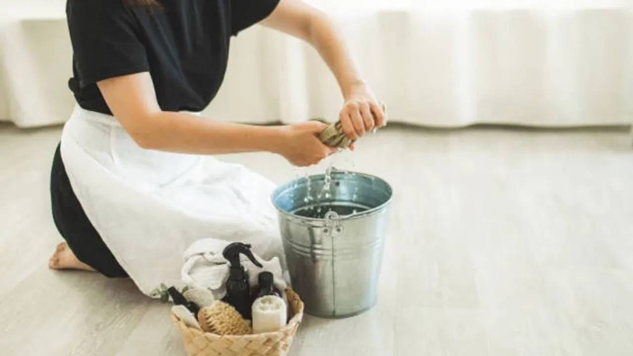 वास्तुनुसार, दररोज मिठाच्या पाण्याने घर स्वच्छ केल्याने तुमच्या जीवनात सकारात्मक बदल होतात. असे मानले जाते की मिठाच्या पाण्याने घर स्वच्छ केल्याने घरातील नकारात्मक ऊर्जा दूर होते आणि सकारात्मक ऊर्जा येते. यामुळे मनःशांती मिळते आणि नातेसंबंध मजबूत होतात. वास्तुनुसार, जमिनीवर मीठ पाणी शिंपडल्याने घरातील नकारात्मक ऊर्जा हळूहळू दूर होते आणि सकारात्मक ऊर्जा वाढते. मानसिक ताण कमी होतो आणि जीवनात आनंद, शांती आणि समृद्धी येते.