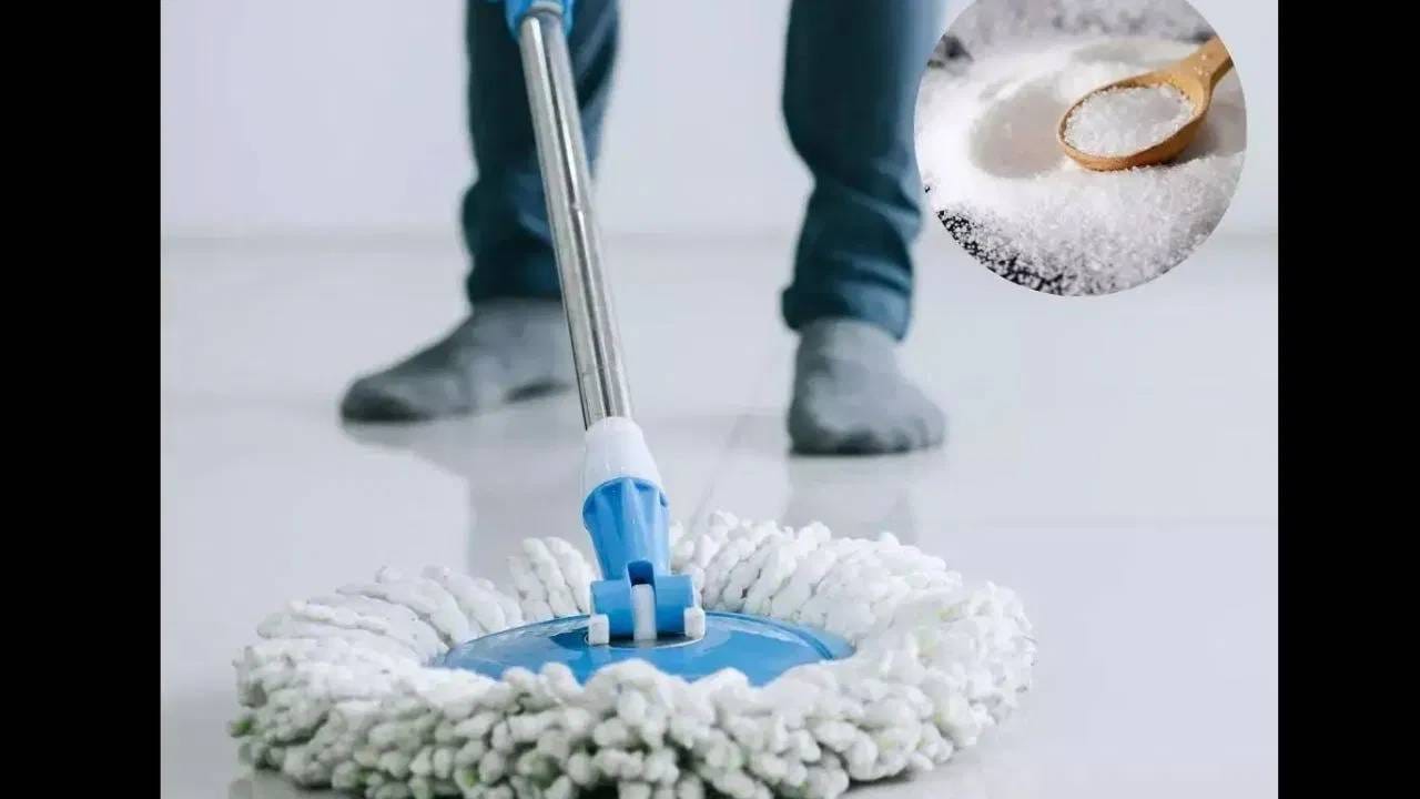 घरात सकारात्मक वातावरण असेल तर त्याचा घरातील लोकांच्या नातेसंबंधांवरही सकारात्मक परिणाम होतो. वास्तुनुसार, मीठपाण्याने लादी किंवा फरशी पुसल्याने कुटुंबातील सदस्यांमध्ये सुसंवाद आणि समजूतदारपणा वाढतो.