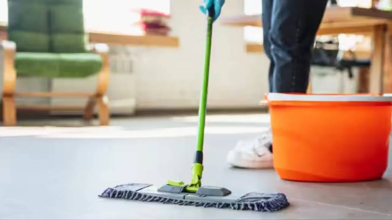 जर आपल्या घरात नकारात्मक ऊर्जा राहिली तर कुटुंबातील सदस्य आजारी पडतात असे म्हटले जाते. तथापि, मिठाच्या पाण्याने लादी पुसल्यास, त्या घरात सकारात्मक उर्जेचा संचार वाढतो आणि शरीर आणि मन दोन्ही निरोगी राहते असेही मानले जाते. 