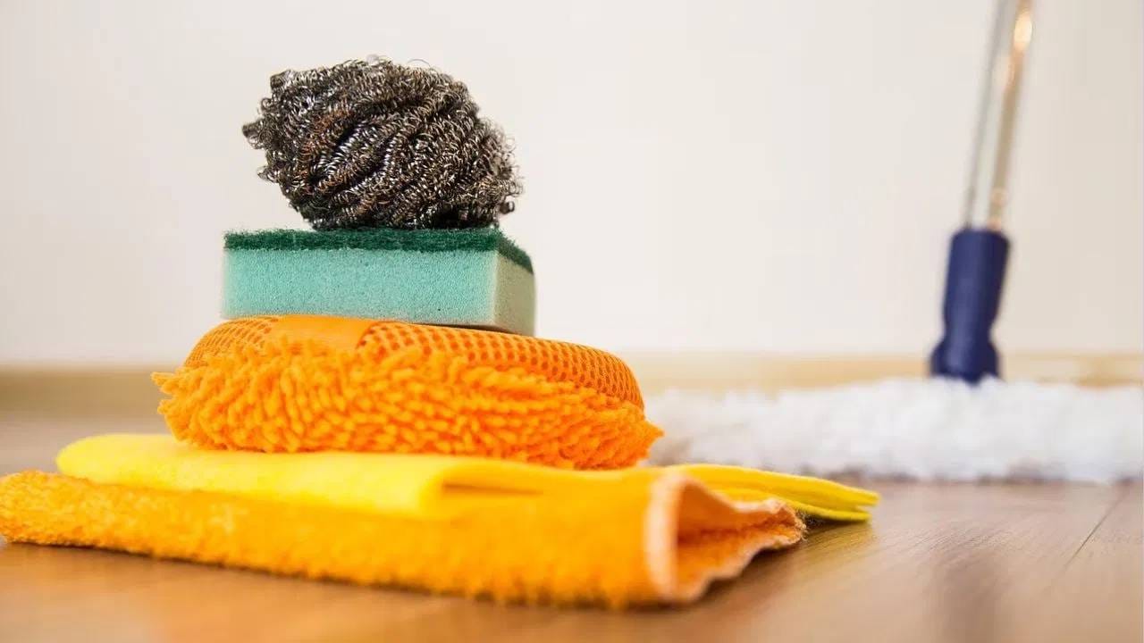 पण हे नक्की लक्षात ठेवा की प्रार्थना कक्षात किंवा देव्हाऱ्याजवळही मीठ असलेल्या पाण्याने लादी पुसणे, ती स्वच्छ करणे हे शुभ मानले जाते. परंतु हे फरशी पुसलेलं मिठाचं टॉयलेटमध्ये किंवा घराबाहेर फेकून द्यावे. ( डिस्क्लेमर : वरील माहिती उपलब्ध स्रोतावरून देण्यात आलेली आहे. याच्या तथ्यांबद्दल आम्ही कुठलाही दावा करीत नाही, तसेच अंधश्रद्धेला दुजोरा देत नाही)