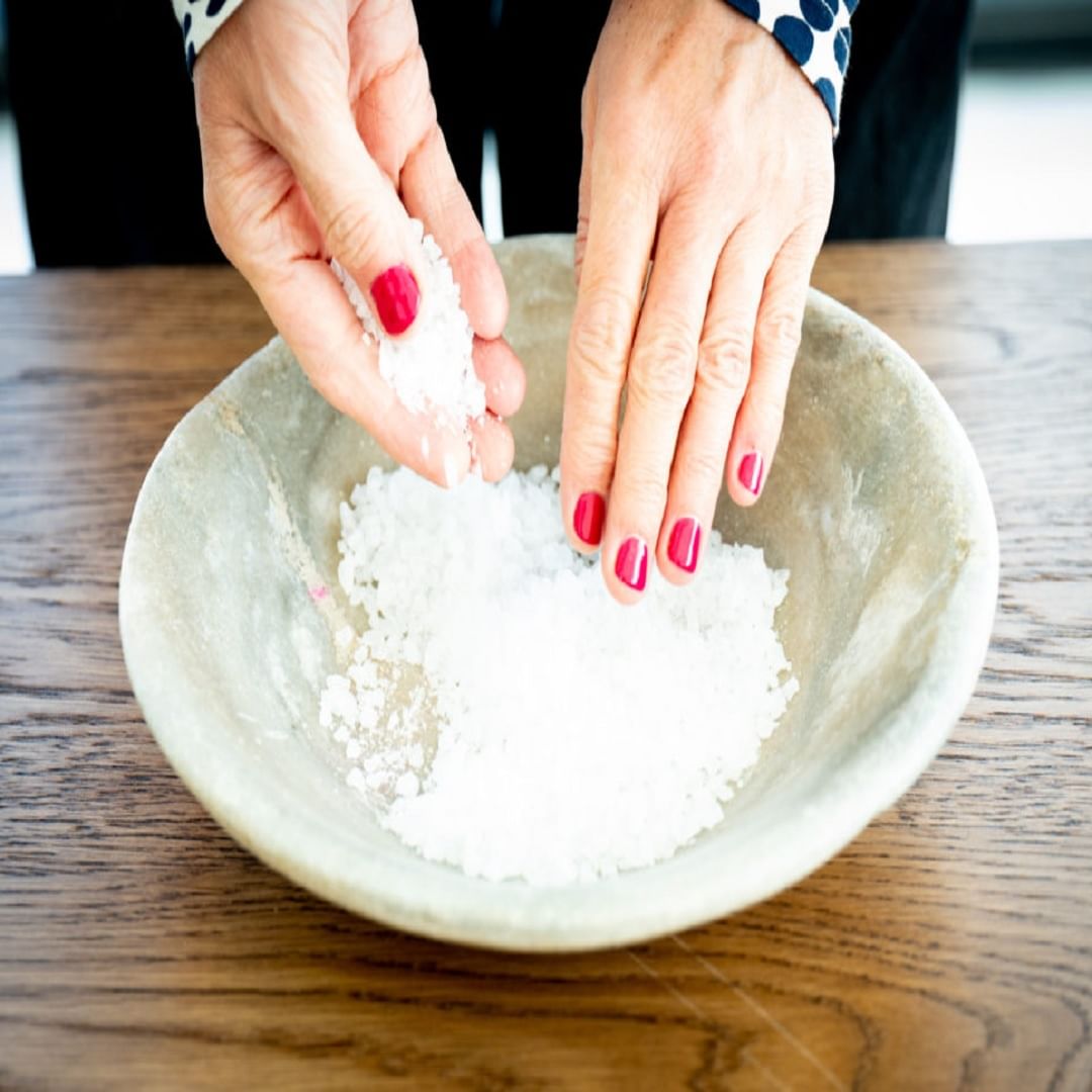 मीठ : वास्तुशास्त्रानुसार, मीठ कधीही उधार देऊ नये. मीठ सांडणे आणि उधार देणे दोन्ही अशुभ मानले जाते. असे केल्याने आर्थिक अडचणी येऊ शकतात.