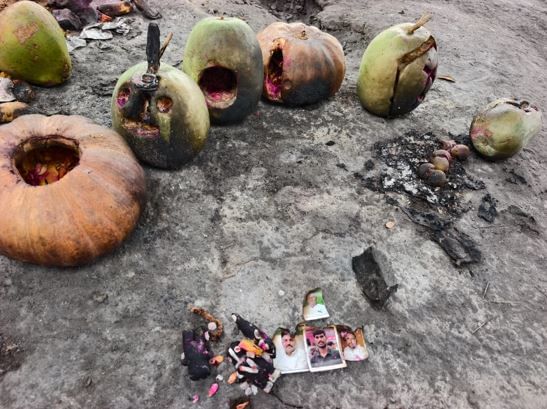 सांगली जिल्ह्यातील तासगाव तालुक्यातील वासुंबे गावाजवळील स्मशानभूमीत एक रहस्यमय आणि भयावह दृश्य समोर आले आहे. काल संध्याकाळी अज्ञात व्यक्तींनी येथे अघोरी पूजेचा अनोखा प्रकार केला आहे.