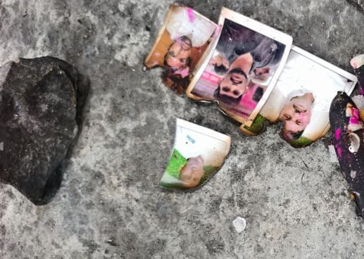 सकाळी स्थानिक नागरिकांच्या हा प्रकार लक्षात आल्यावर त्यांना धक्का बसला. चार आयडेंटी साइजचे अज्ञात व्यक्तींचे फोटो, लिंबू-मिरच्या, काळी बाहुली असे दृश्य स्मशानभूमीत दसून आले आहे.