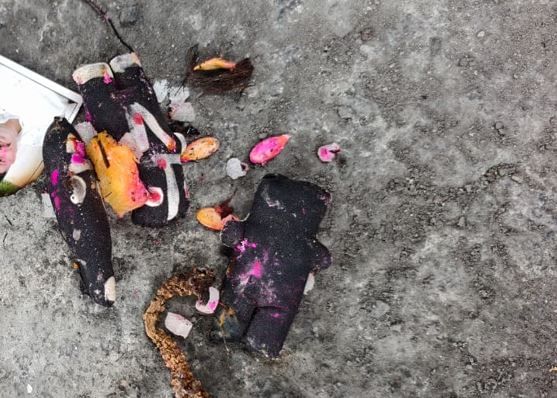 विशेष म्हणजे घटनास्थळी गुलाल लावलेली पूजेची मांडणीही स्मशानभूमीत पाहायला मिळाली आहे. हा प्रकार समोर आल्यानंतर या भागाच एकच खळबळ उडाली आहे. .