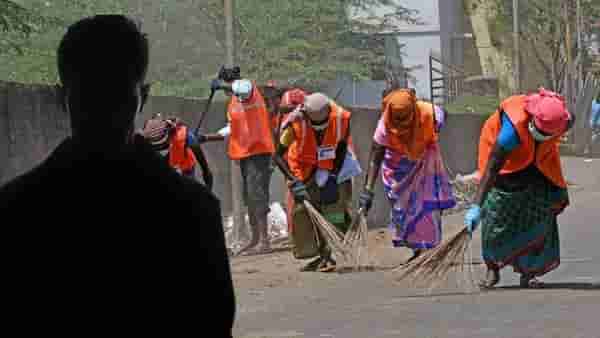 भर रस्त्यात पँटची झिप उघडली अन्... महिला सफाई कामगाराने झाडूने चांगलाच झोडला, नेमकं काय घडलं?