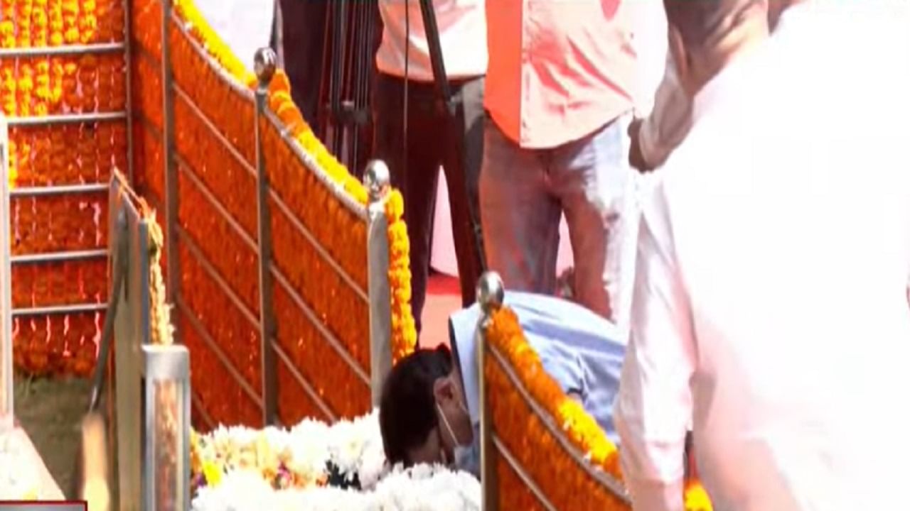 संजय राऊत शिवतिर्थावर आले तेव्हा शिवसैनिकांना हायसं वाटलं. तीच चाल, तोच करारी बाणा, तोच आवेश राऊतांमध्ये दिसला. राऊतांनी तोंडाला मास्क लावलं होतं. शिवसेनाप्रमुखांसमोर नतमस्तक झाल्यावर त्यांनी शिवसैनिकांच्या दिशेने हात उंचावले. त्यामुळे शिवसैनिकही भारावून गेले. 